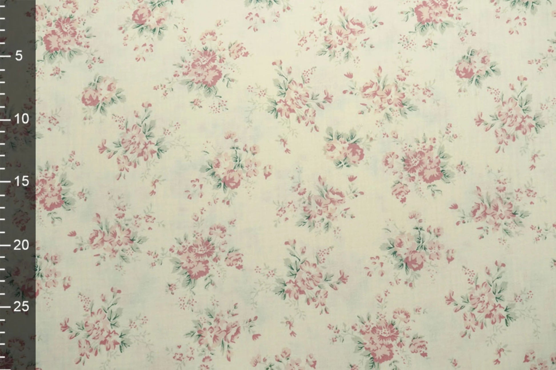 Muslīns - ziedi uz piena balta fona 140 g/m²