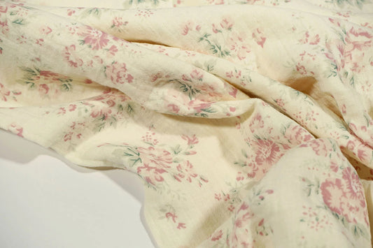 Muslīns - ziedi uz piena balta fona 140 g/m²