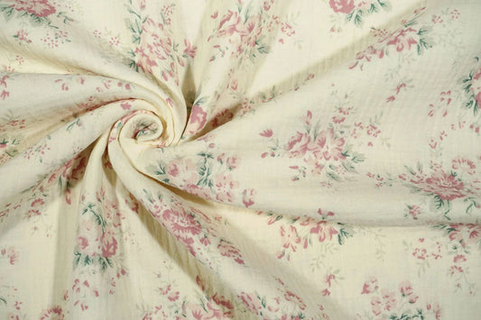 Muslīns - ziedi uz piena balta fona 140 g/m²