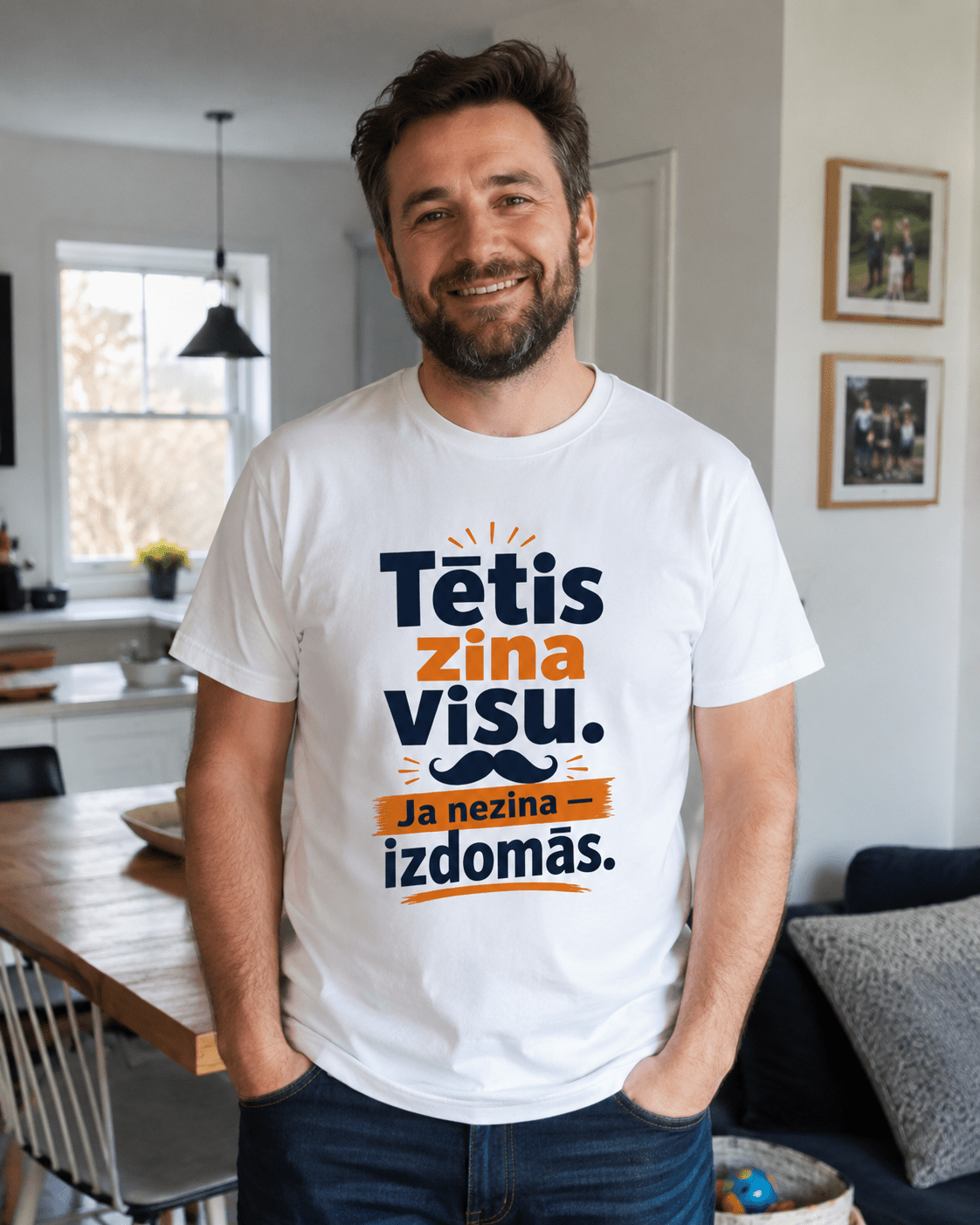 Nuotrauka su organinės medvilnės marškinėliais „Tėtis viską žino. Jei nežino – sugalvos.“ – prieinama internete Šarlotes audiniai