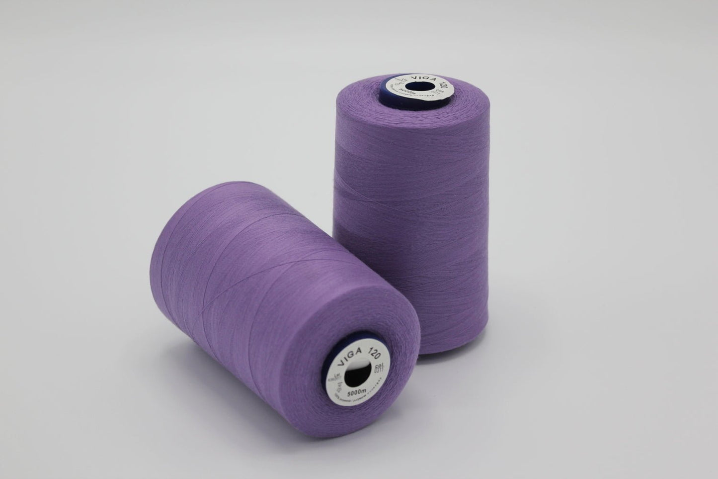 Attēls ar Overloka Diegs 5000 m - lillā col.0311 – pieejams Šarlotes audumi