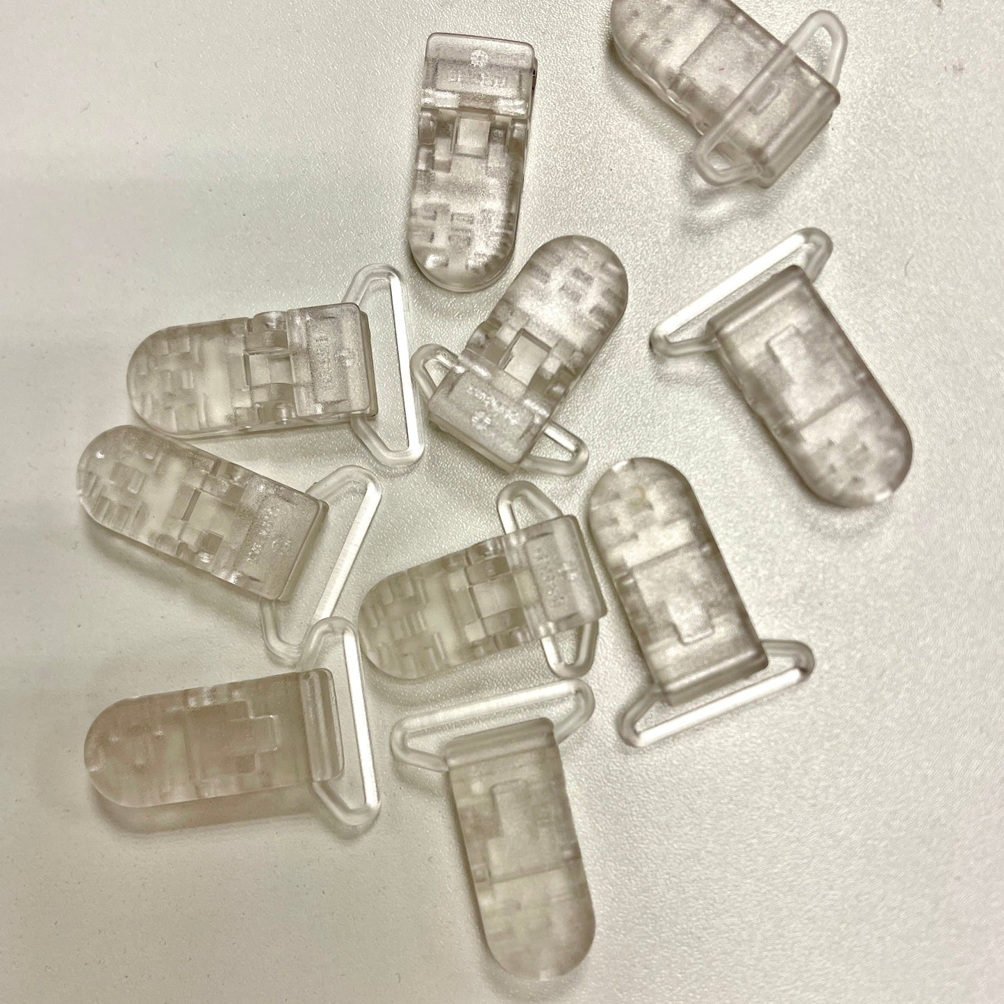 Plastmasas klipsis 20 mm - caurspīdīgs| iepakojumā 5 gab.