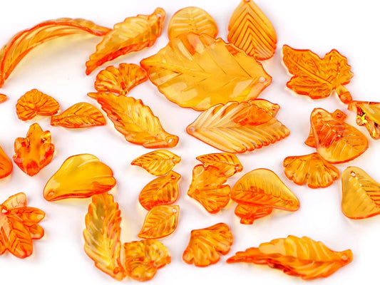 Nuotrauka su plastikiniais lapeliais-karoliukais – įvairių formų ir dydžių MIX – pasiekiama internete Šarlotės audiniai
