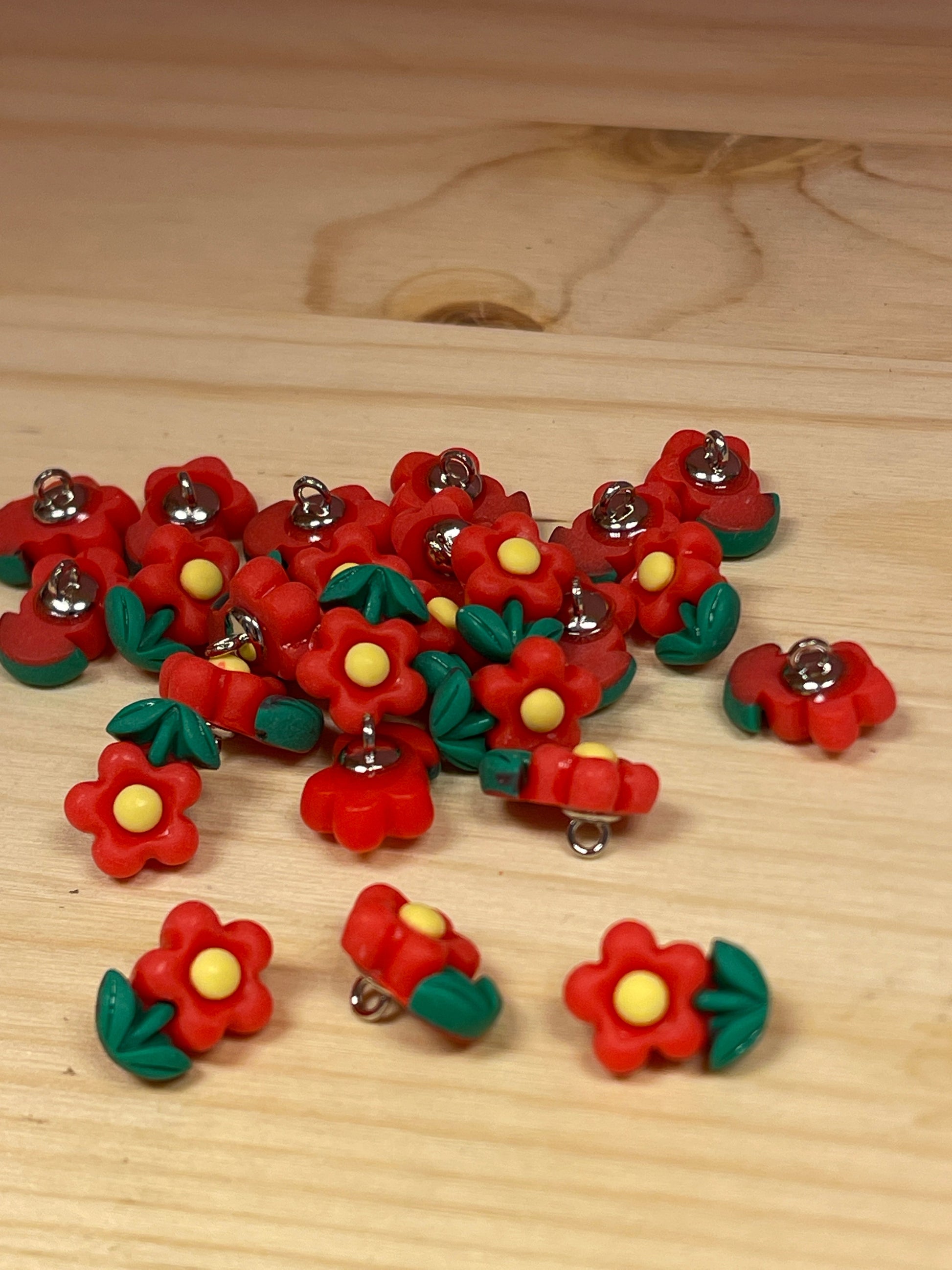 Pogas uz kājiņas 16 mm - puķīte ar kātiņu