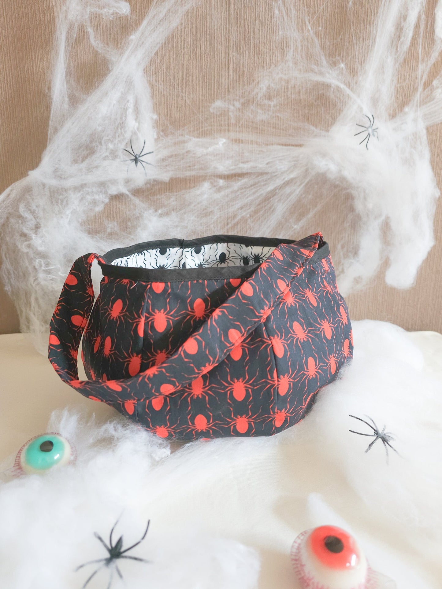 Premium 100% kokvilnas audums - sarkani zirnekļi 130 g/m²