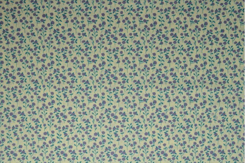 Premium 100% kokvilnas audums - smalks lillā ziedu motīvs 110 g/m²