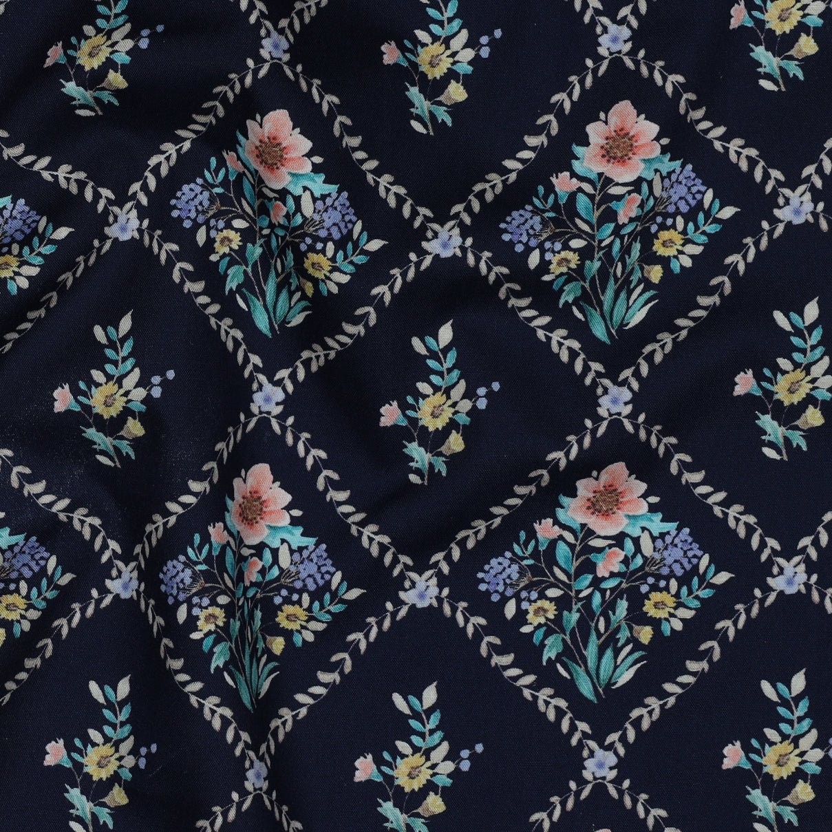 Attēls ar Premium 100% kokvilnas audums - ziedu rombi 115 g/m² – pieejams Šarlotes audumi