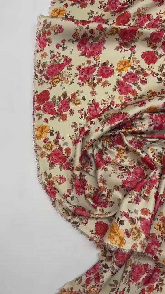 Itališkas satino audinys su gėlių raštu | 136 cm | Raudonai rožiniai atspalviai
