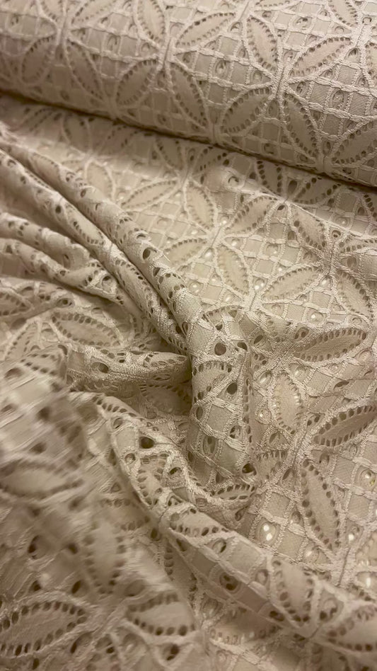 Nėrinių audinys – lengvas smėlio atspalvis 150 g/m²