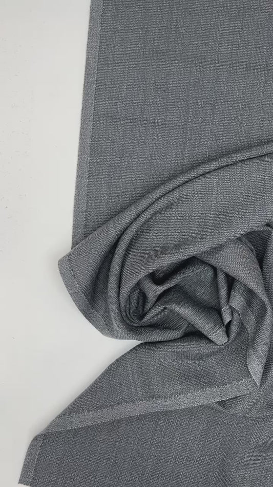 Italijos kostiuminė medžiaga | 53 % vilna | 45 % poliamidas | 2 % elastanas | 215 g/m² | 156 cm | Pilka