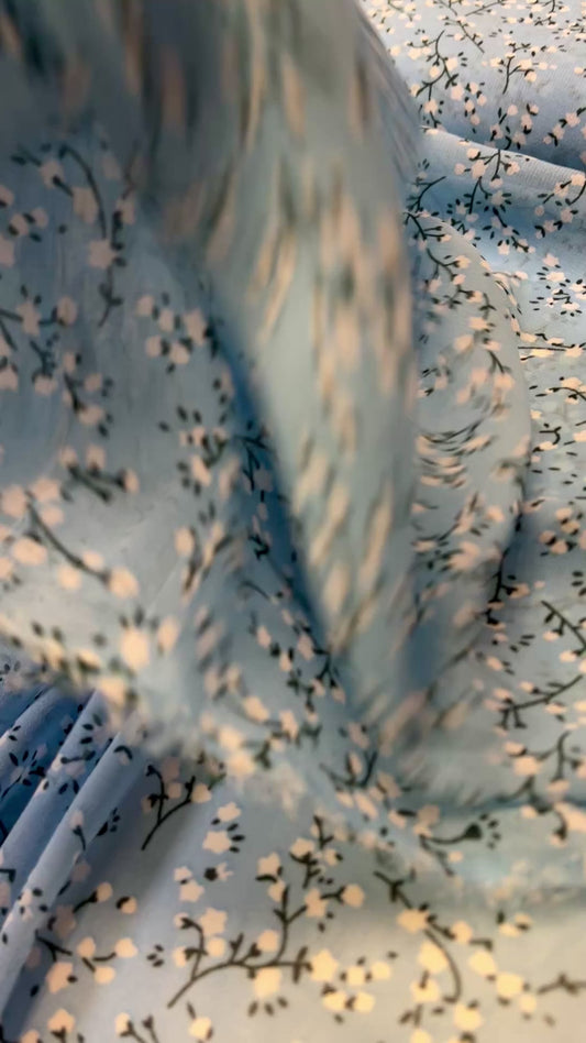 Šifono balti žiedeliai ant mėlyno fono | 150 cm | 65 g/m²