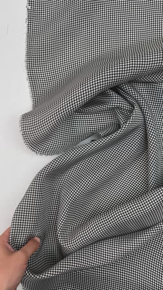 Italijos suknelių ir palaidinių audinys | 58 % šilkas | 42 % viskozė | 95 g/m² | 147 cm