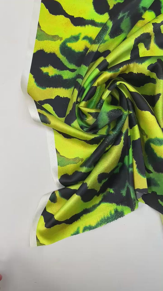 100 % šilko satinas – raštas ant žalio fono 80 g/m²