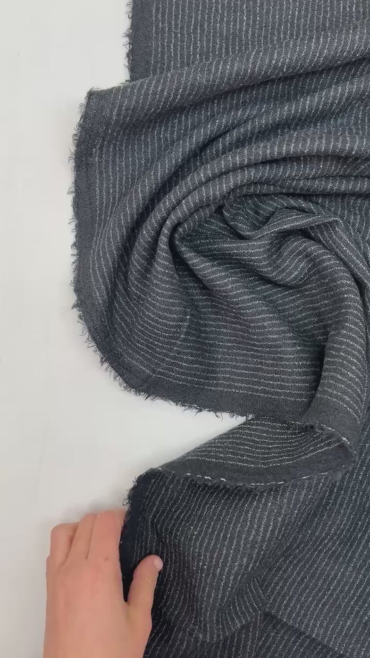 Vilnos audinys – juodas su smulkiomis juostelėmis 240 g/m²