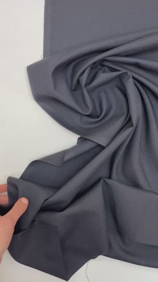 Italijos suknelių ir palaidinių audinys | 57 % vilna | 43 % poliesteris | 155 g/m² | 147 cm | Tamsiai mėlyna