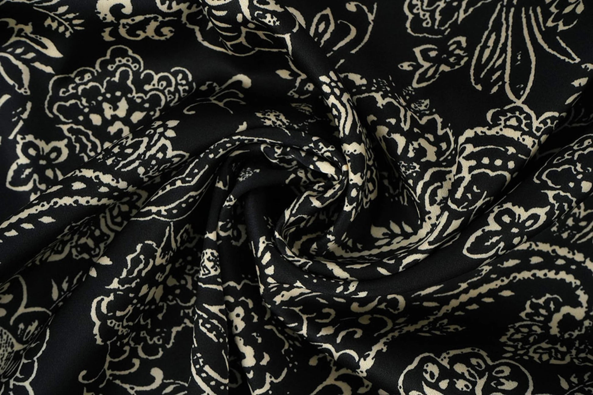 Satīns ar elastānu - elegants raksts uz melna fona 80 g/m²