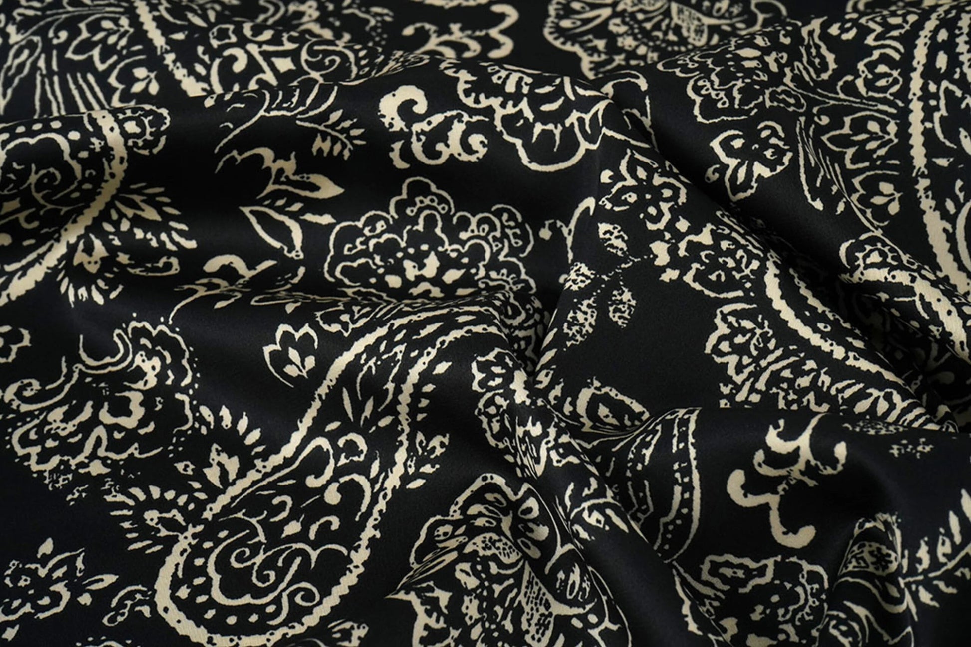 Satīns ar elastānu - elegants raksts uz melna fona 80 g/m²