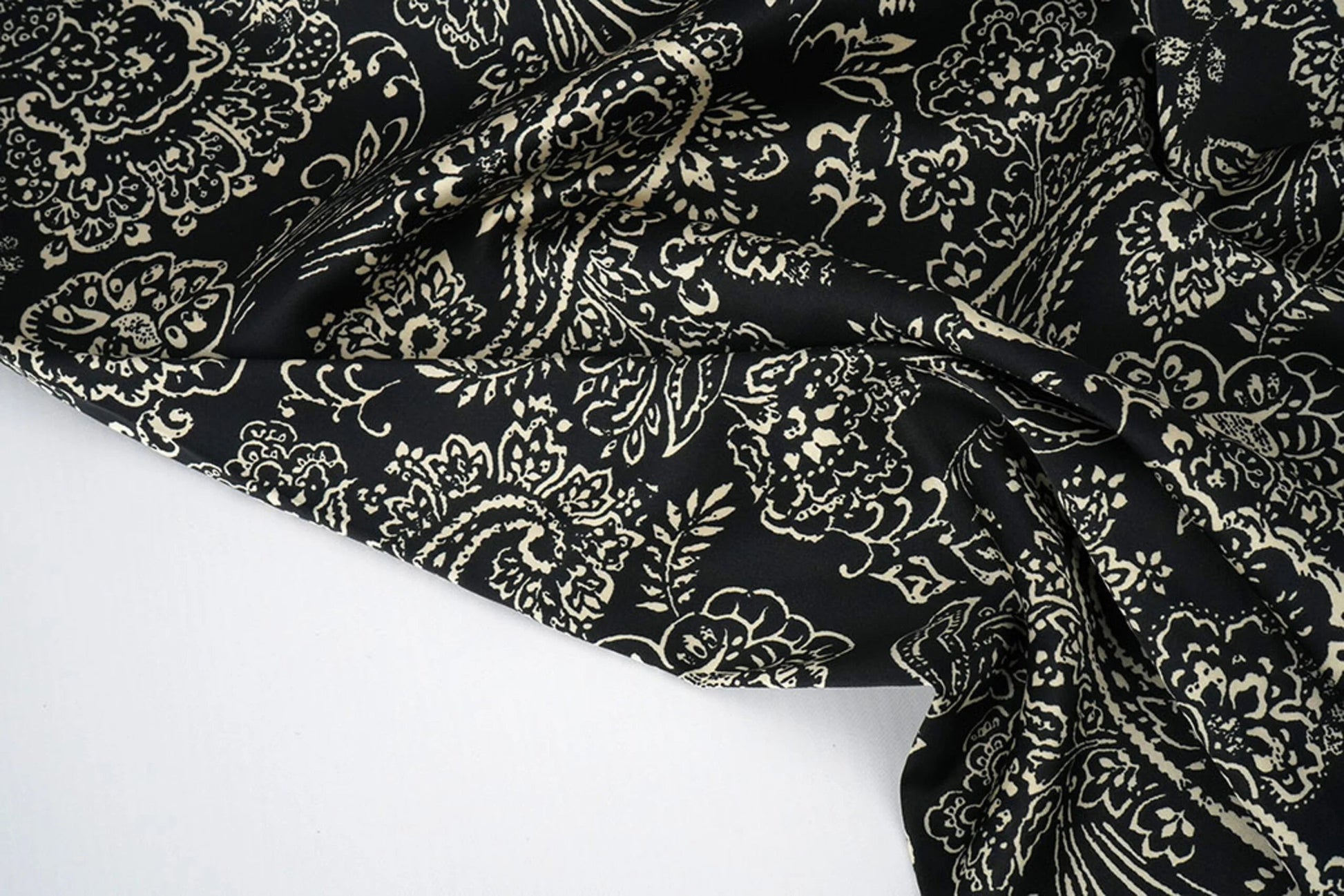 Satīns ar elastānu - elegants raksts uz melna fona 80 g/m²