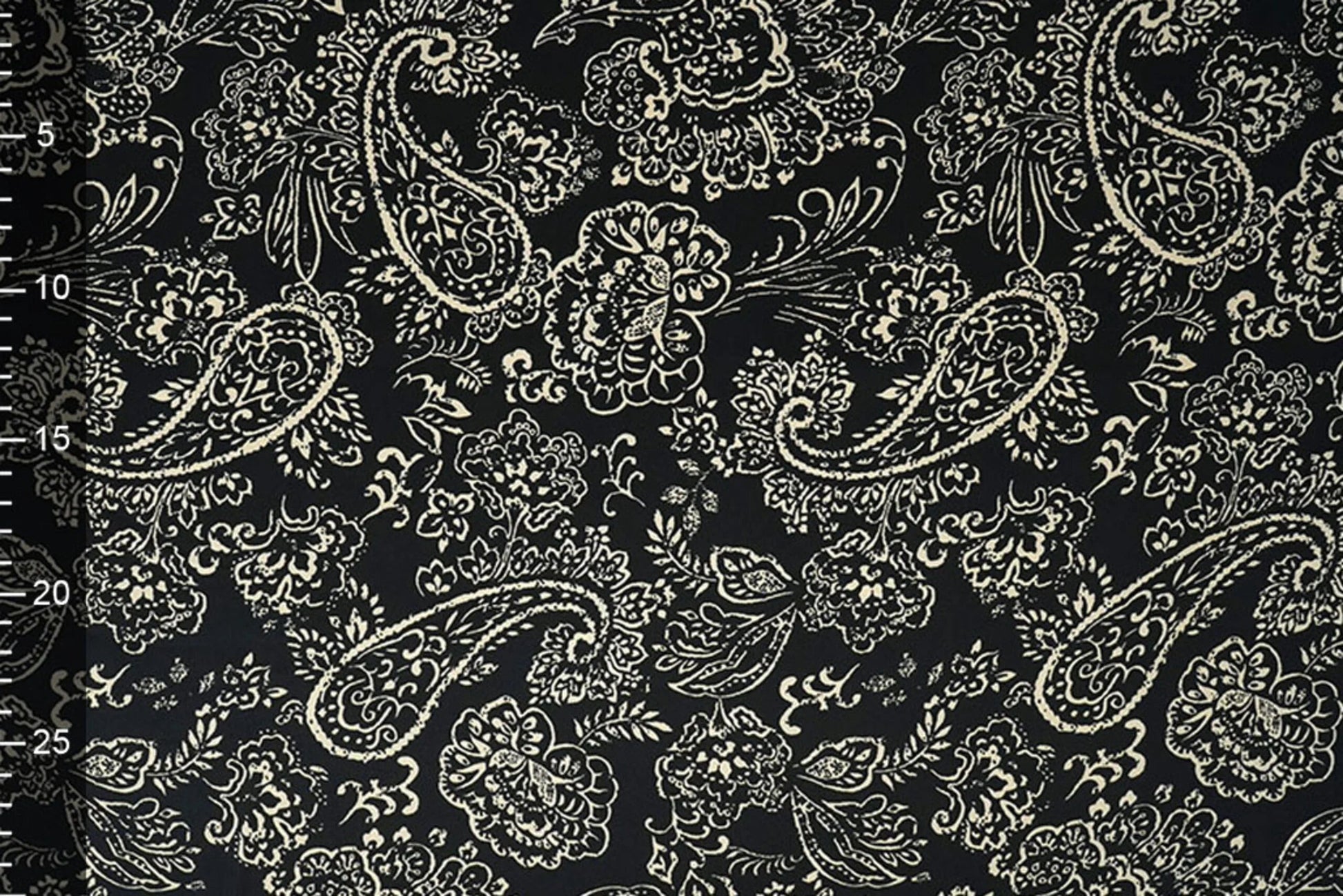 Satīns ar elastānu - elegants raksts uz melna fona 80 g/m²