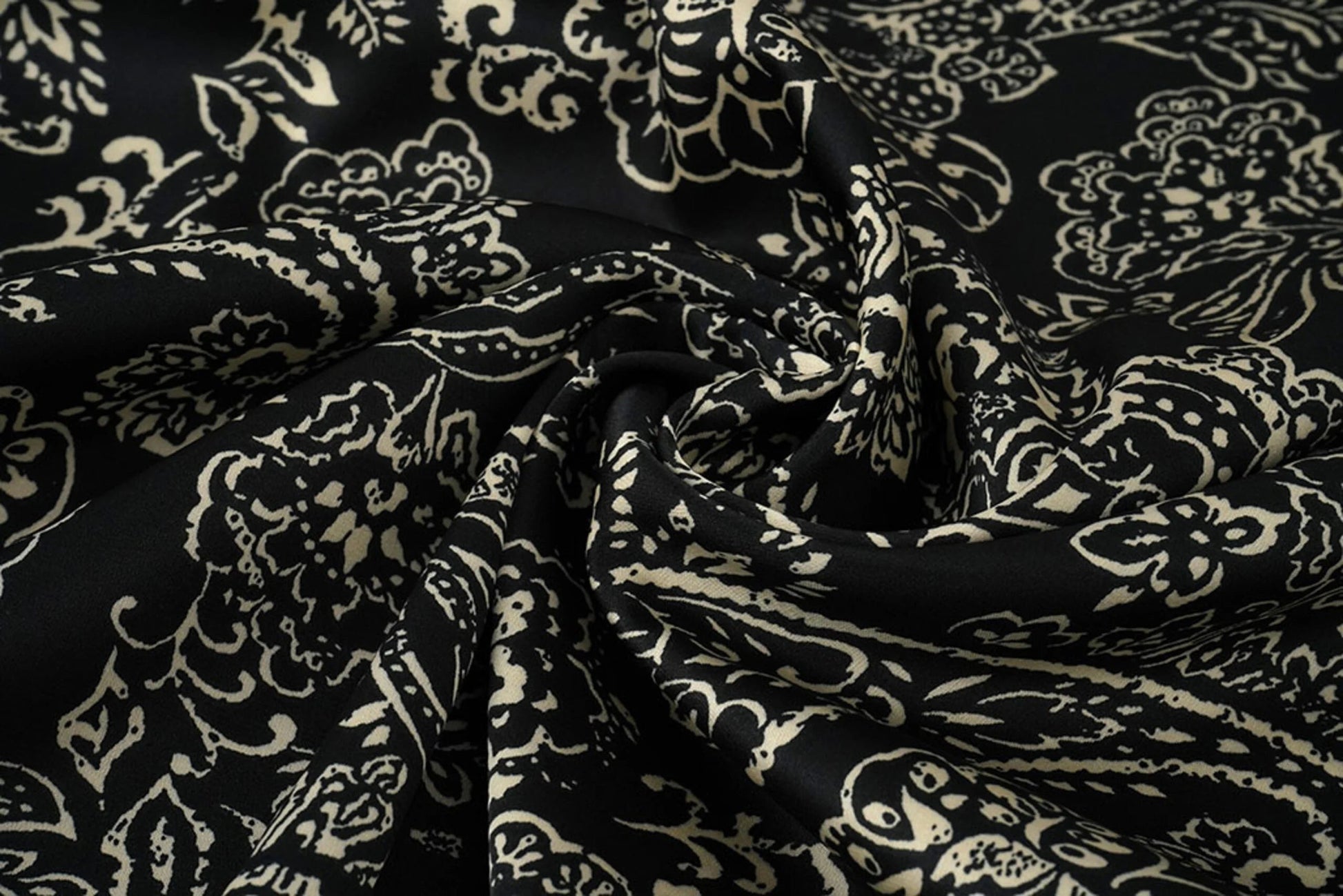 Satīns ar elastānu - elegants raksts uz melna fona 80 g/m²