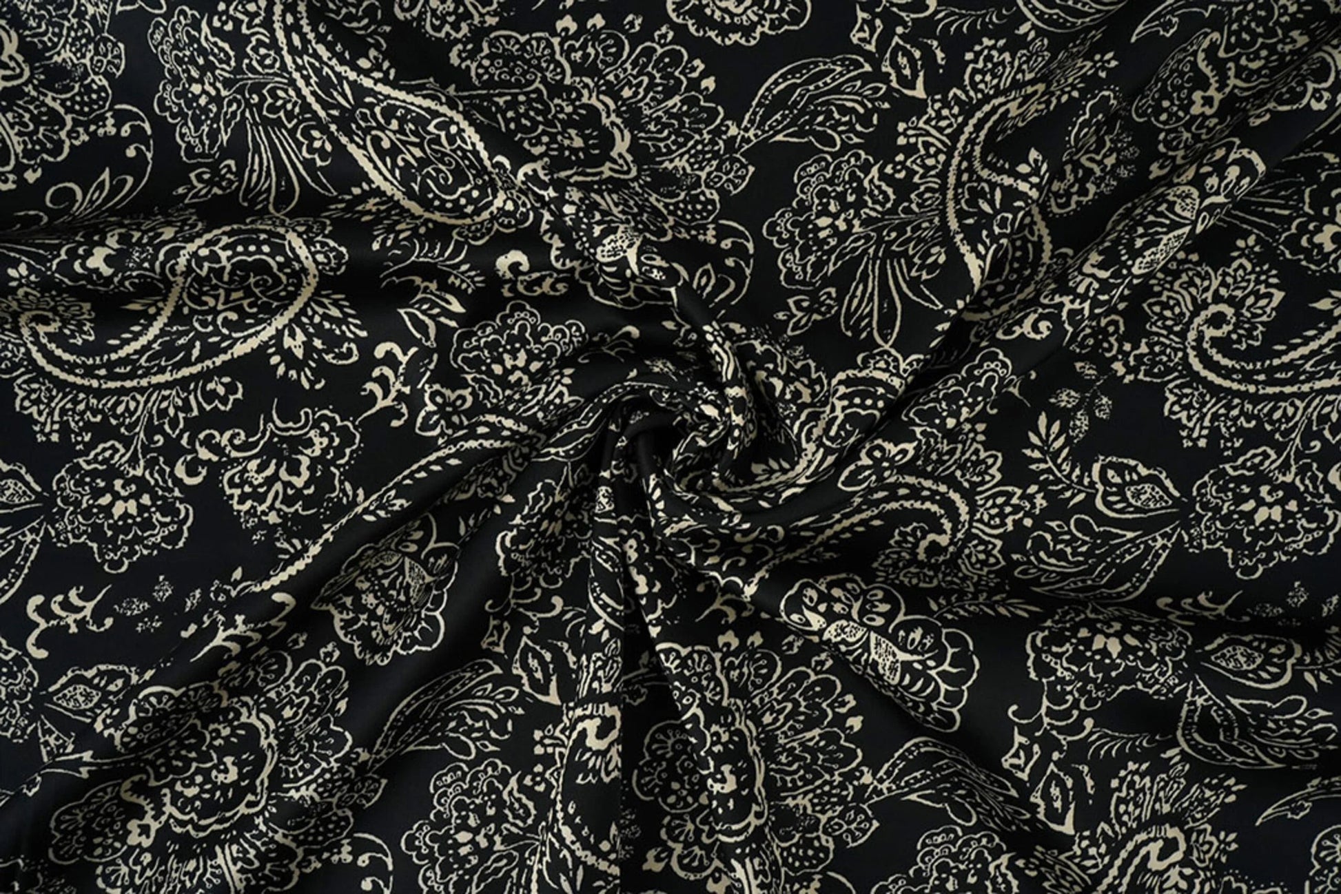 Satīns ar elastānu - elegants raksts uz melna fona 80 g/m²