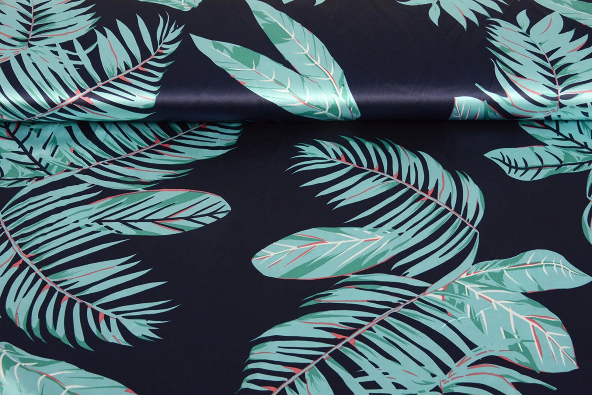 Satīns ar elastānu - lapas uz tumši zila fona 80 g/m²