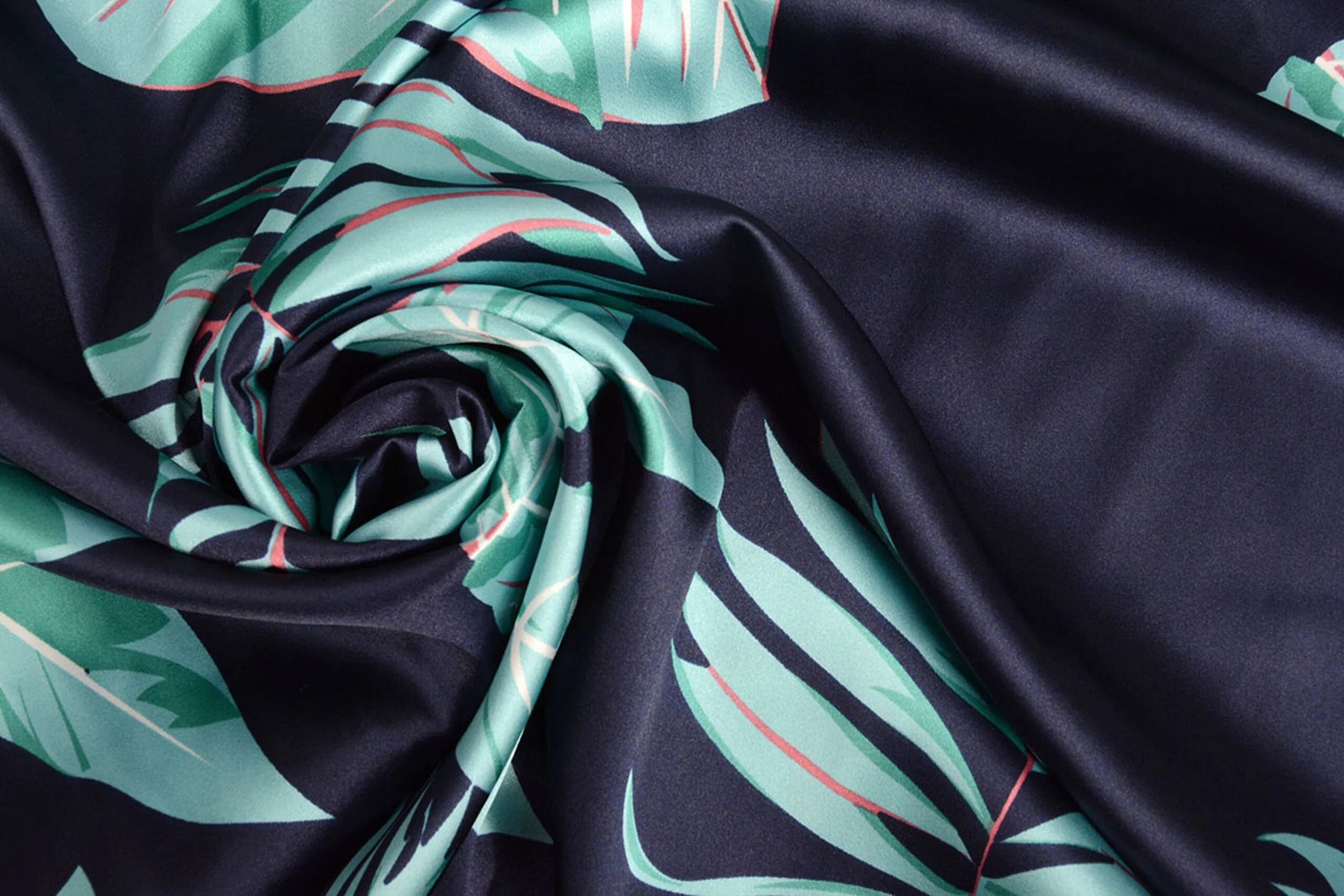 Satīns ar elastānu - lapas uz tumši zila fona 80 g/m²
