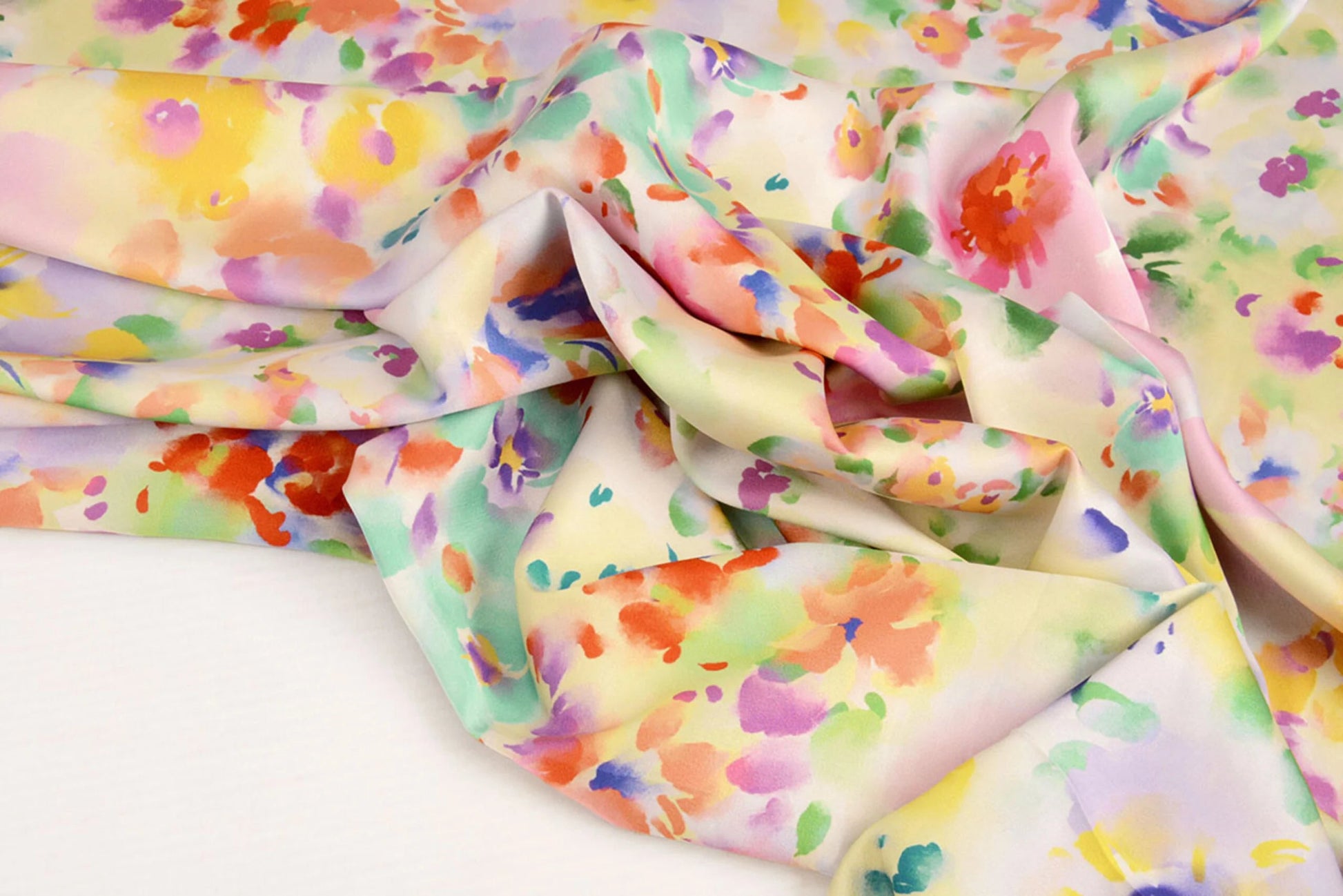 Satīns ar elastānu - pavasara krāsu motīvs 80 g/m²