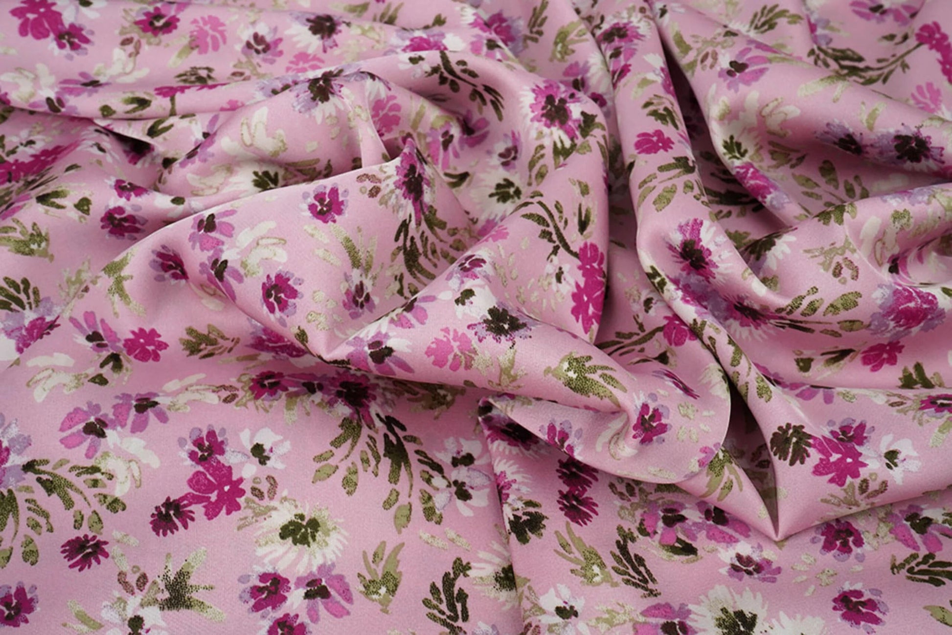 Satīns ar elastānu - ziedi uz rozā 80 g/m²