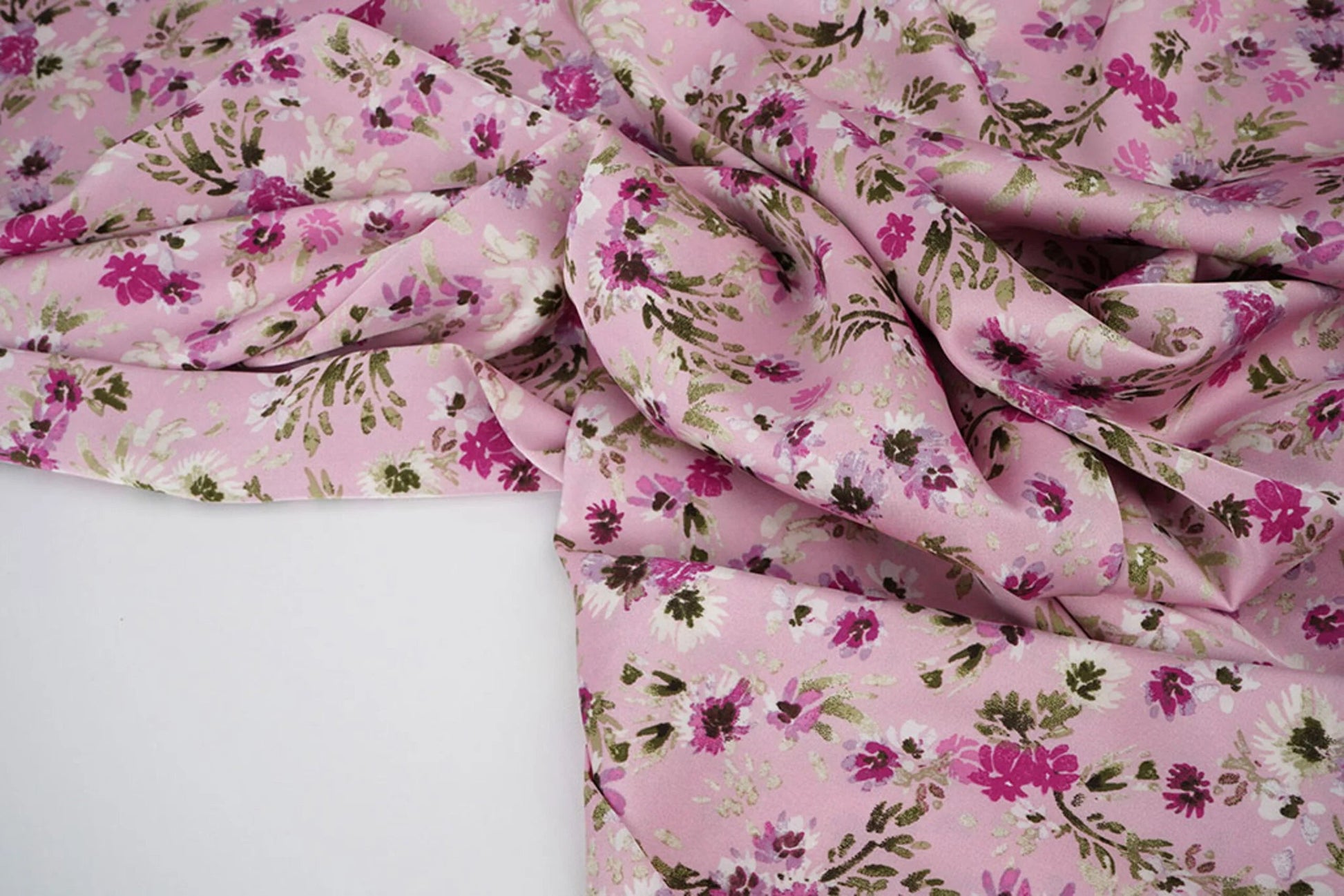 Satīns ar elastānu - ziedi uz rozā 80 g/m²