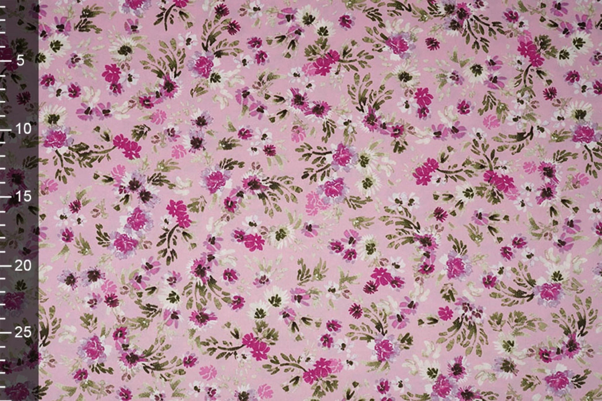 Satīns ar elastānu - ziedi uz rozā 80 g/m²