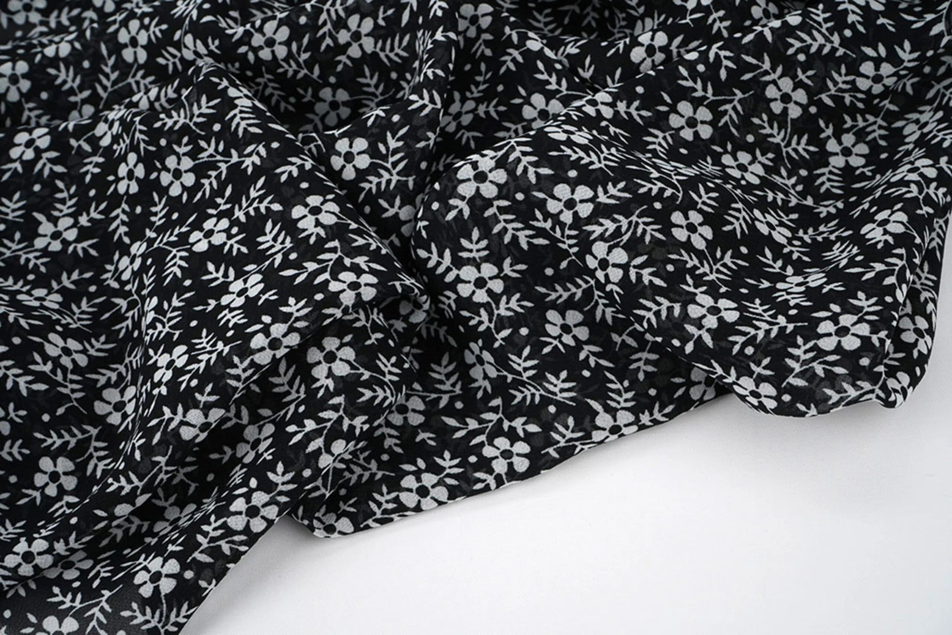 Šifons - balti ziediņu uz melna fona | 150 cm | 65 g/m²