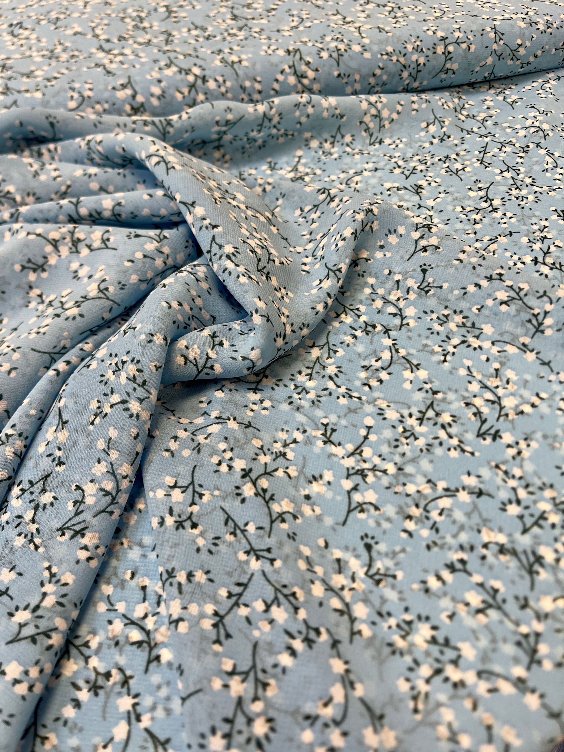 Šifons - balti ziediņu uz zila fona | 150 cm | 65 g/m²