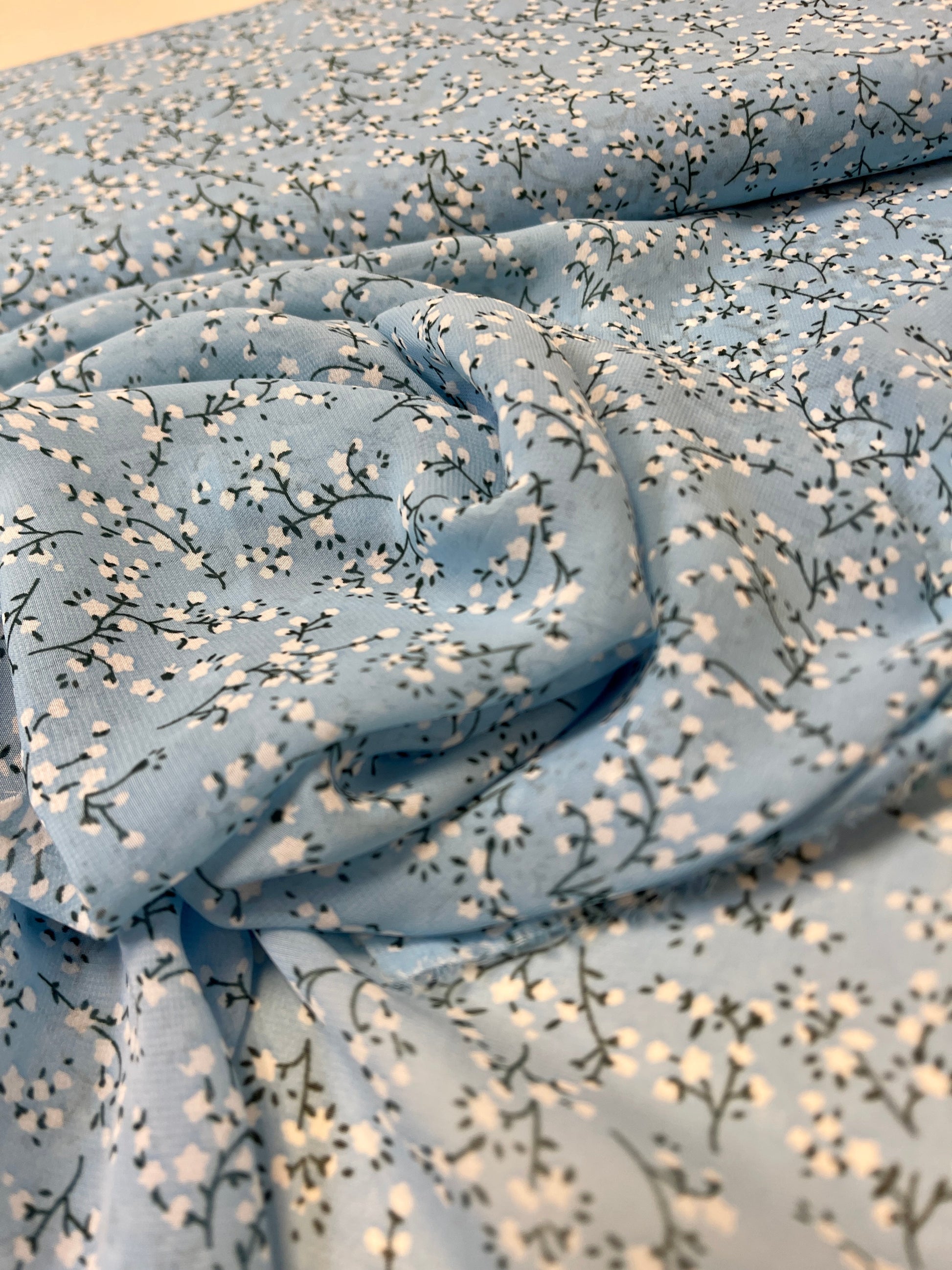 Šifons - balti ziediņu uz zila fona | 150 cm | 65 g/m²