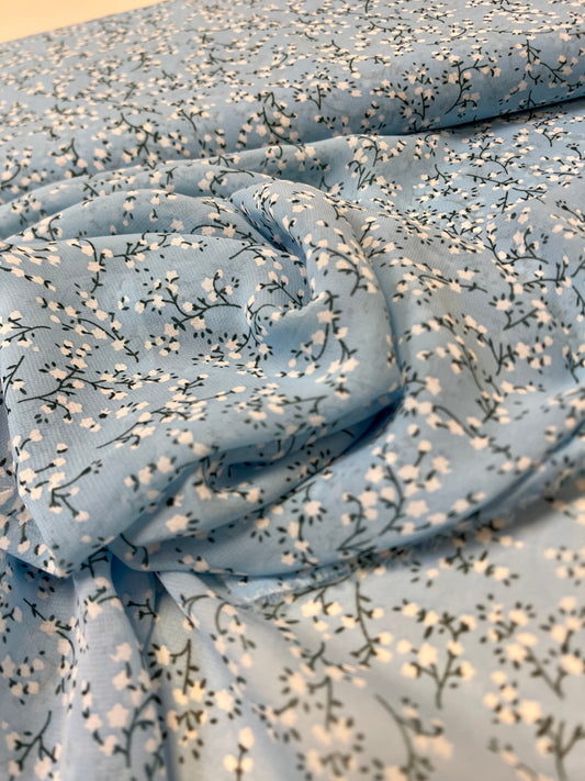 Šifons - balti ziediņu uz zila fona | 150 cm | 65 g/m²