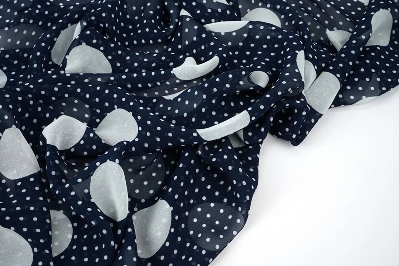 Šifons - punkti uz tumši zila fona | 150 cm | 65 g/m²