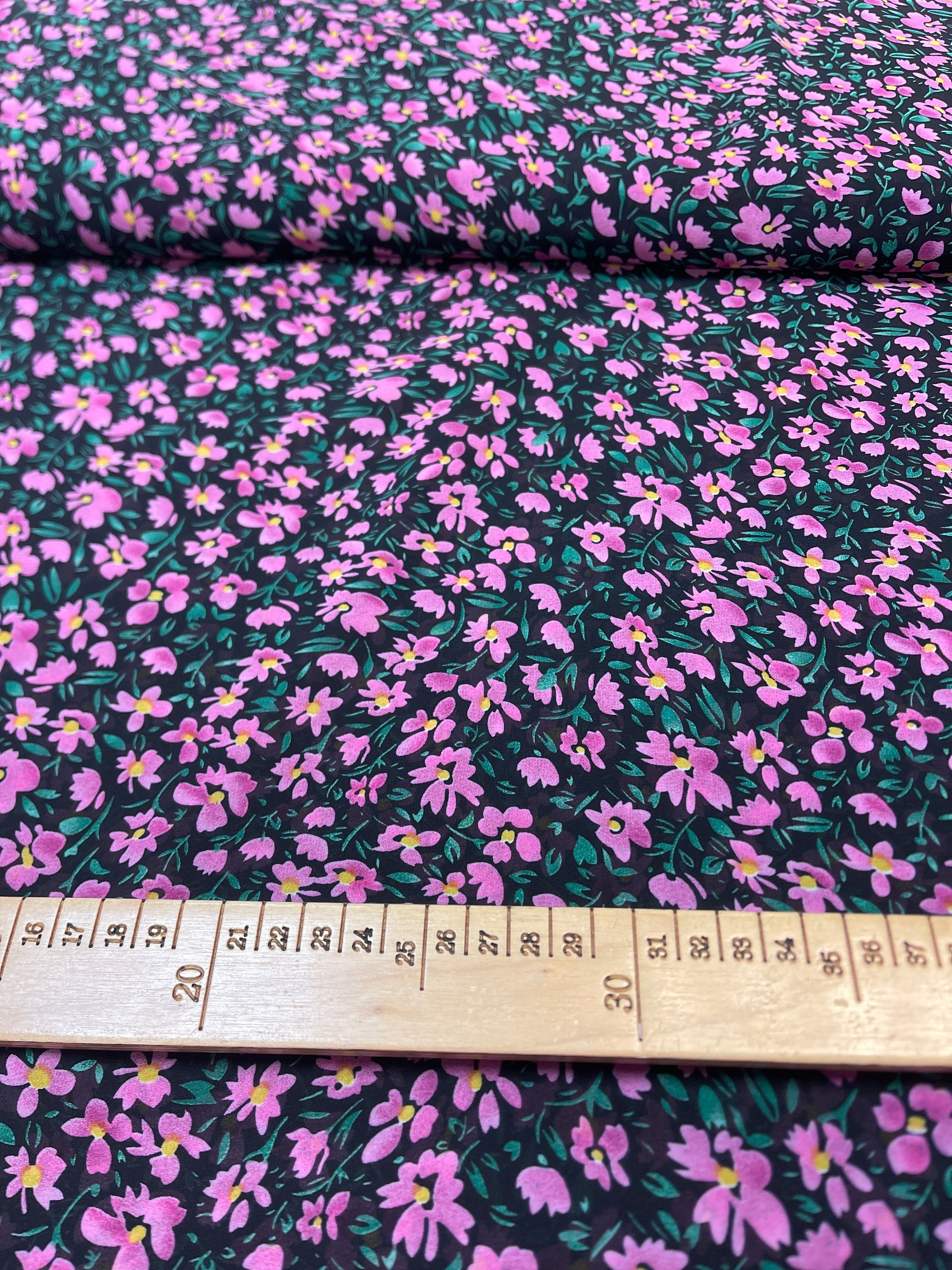 Šifons - rozā ziediņi | 150 cm | 65 g/m²