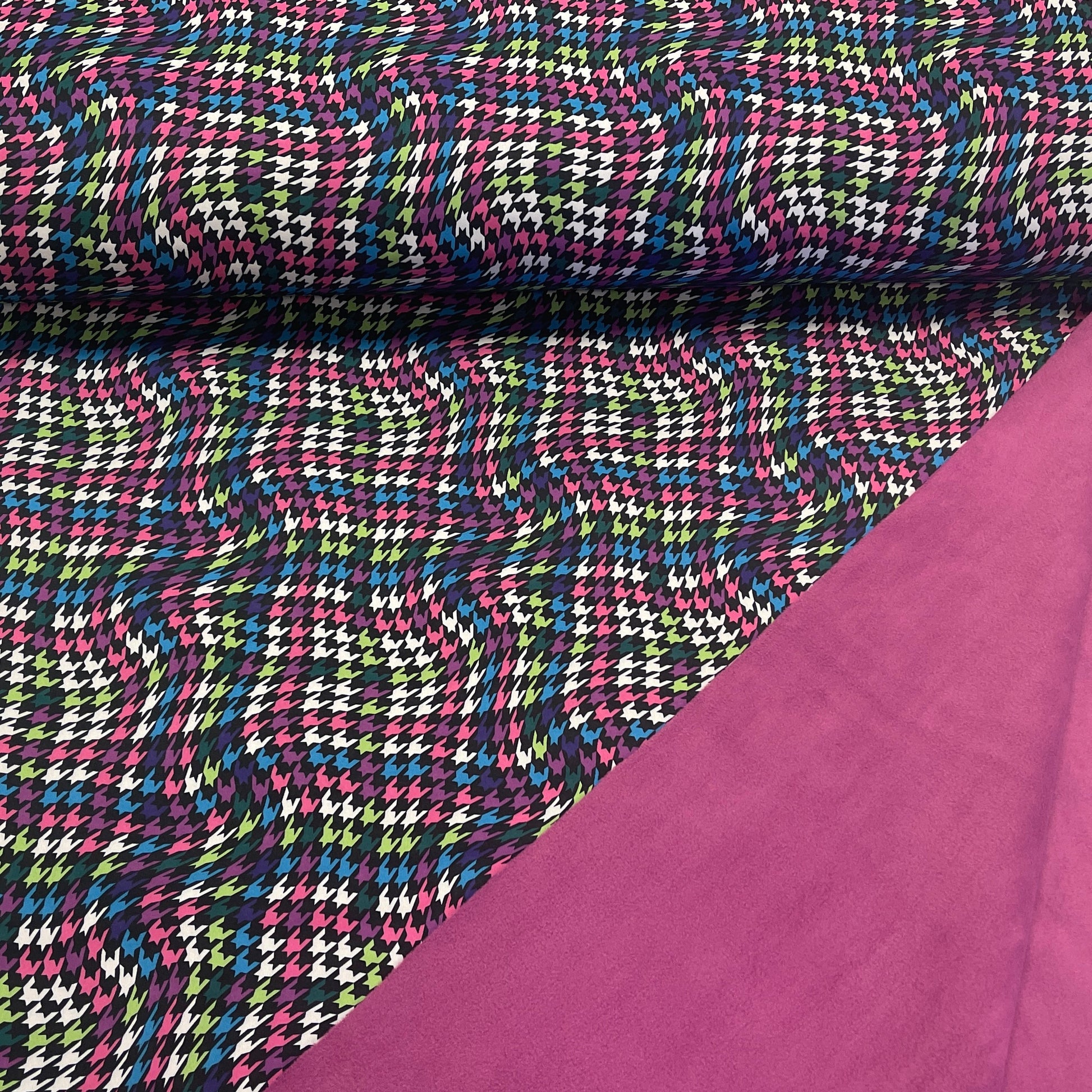 Softshell audums ar elastānu - krāsains raksts 310 g/m²