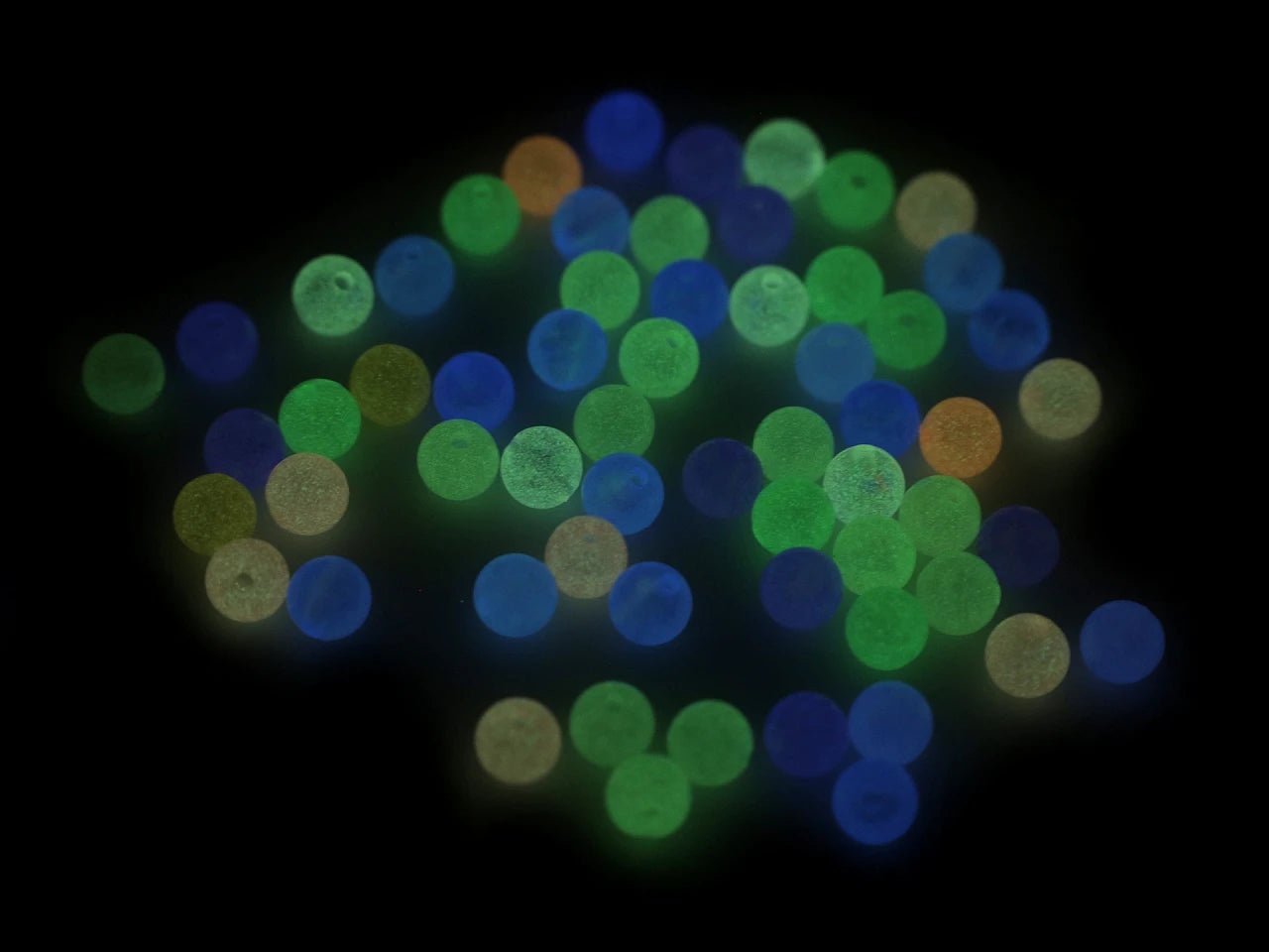 Spīd tumsā plastmasas pērlītes Ø8 mm 20 g (dažādas krāsas, mix)