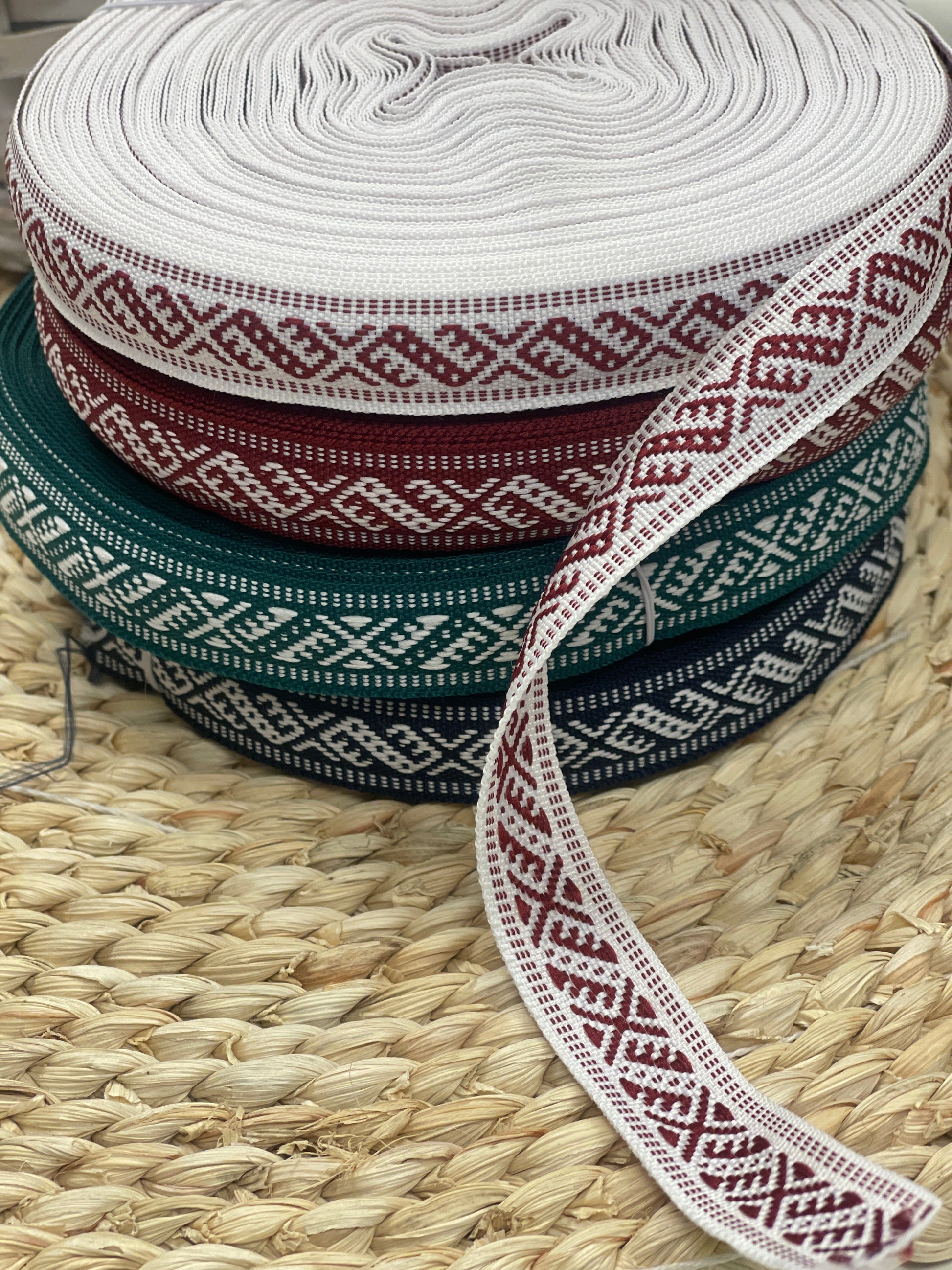 Tautiskā lente, josta 15mm - bordo ar baltu rakstu - LV