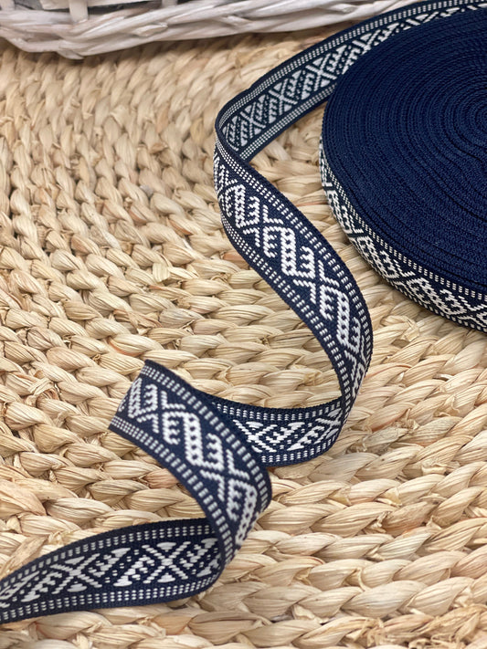 Tautiskā lente, josta 15mm - tumši zila ar baltu rakstu - LV