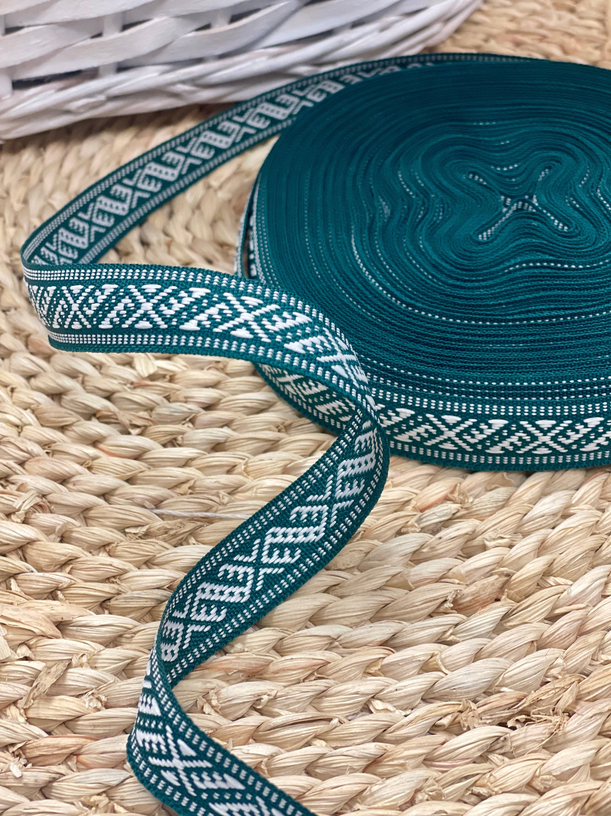 Tautiskā lente, josta 15mm - zaļa ar baltu rakstu - LV