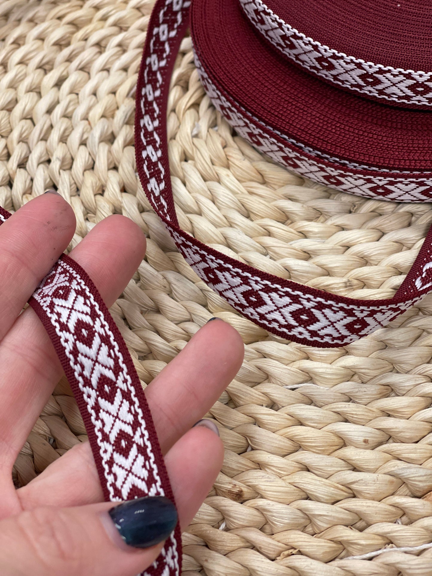 Tautiskā lente, josta 16 mm - bordo ar baltu rakstu - LV