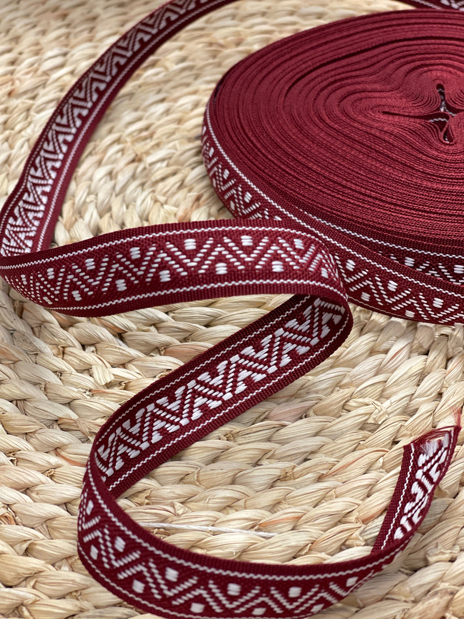 Tautiskā lente, josta 18 mm - bordo ar baltu rakstu - LV