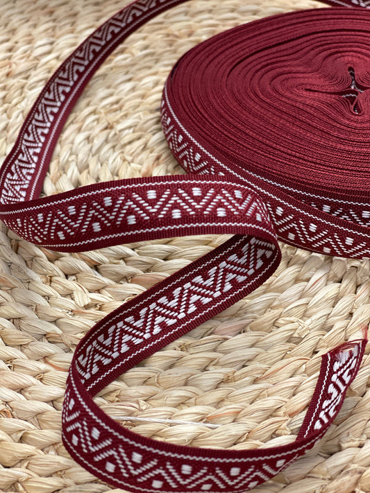 Tautiskā lente, josta 18 mm - bordo ar baltu rakstu - LV