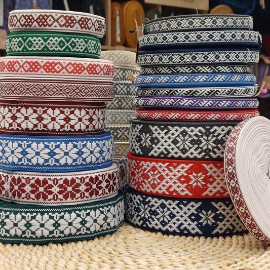 Attēls ar Tautiskā lente, josta 20mm-balta-LV – pieejams internetā Šarlotes audumi
