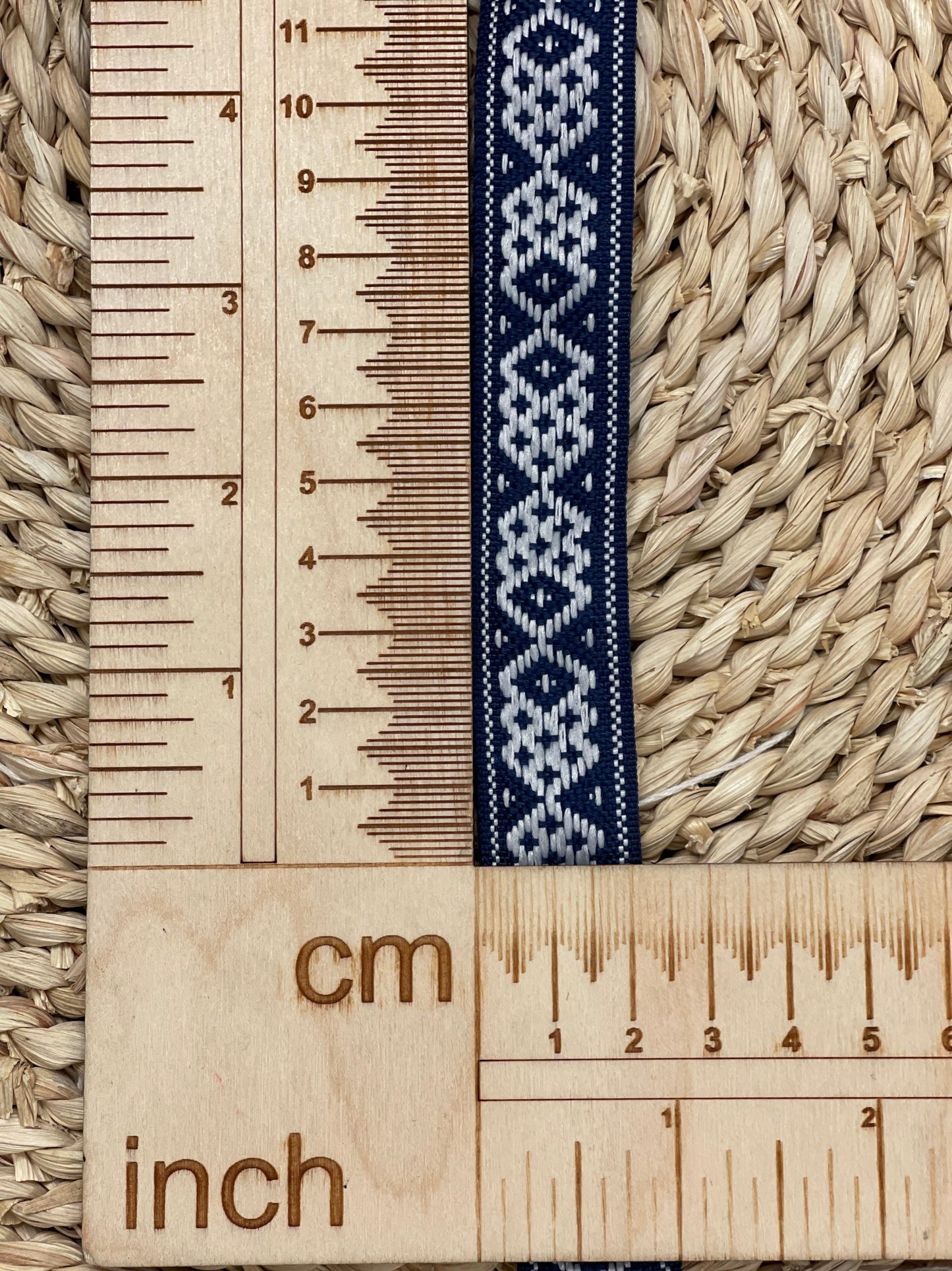 Tautiskā lente, josta 22mm - tumši zila ar baltu - LV