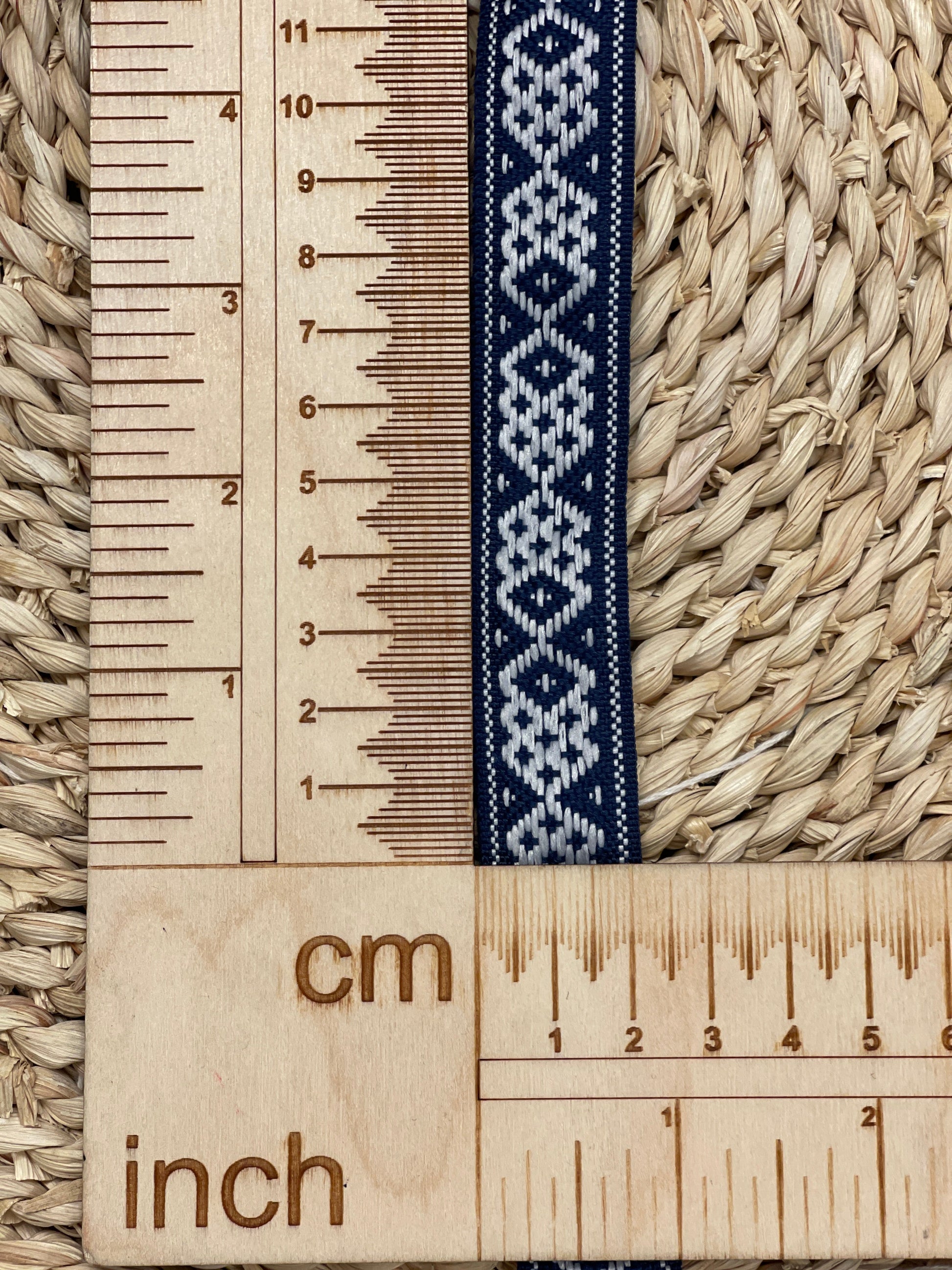 Tautiskā lente, josta 22mm - tumši zila ar baltu - LV