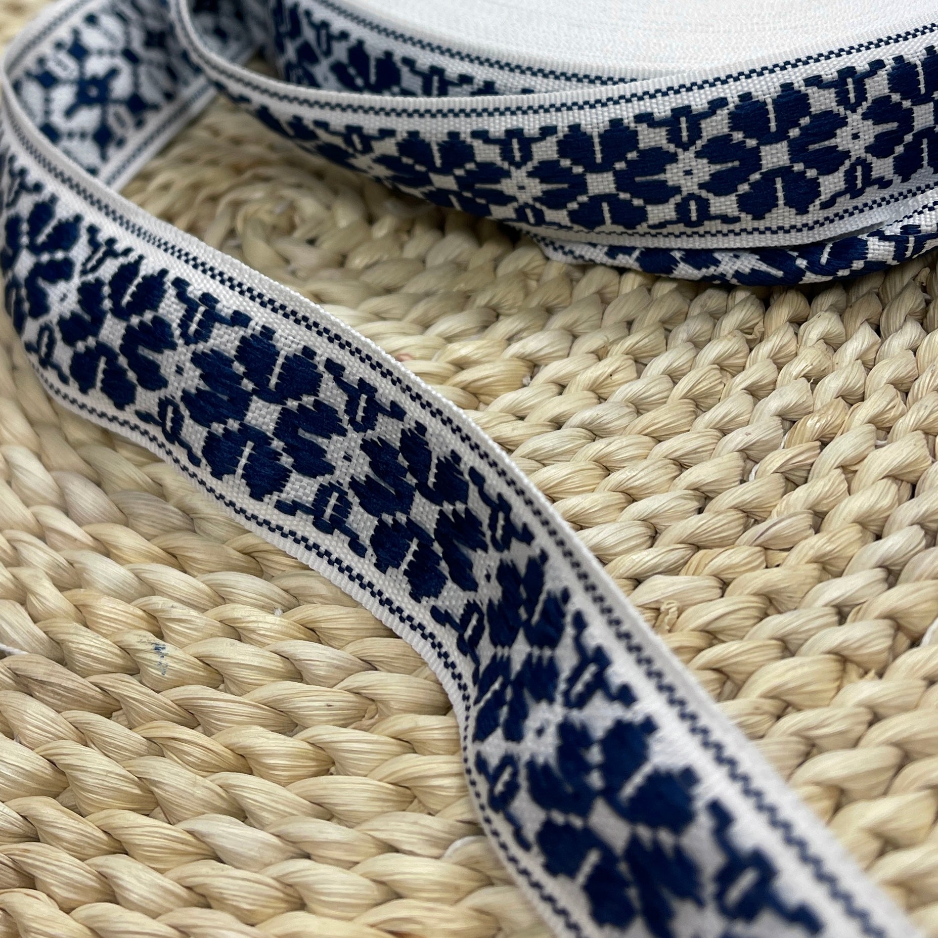 Tautiskā lente, josta 36mm - zila ar baltu - LV