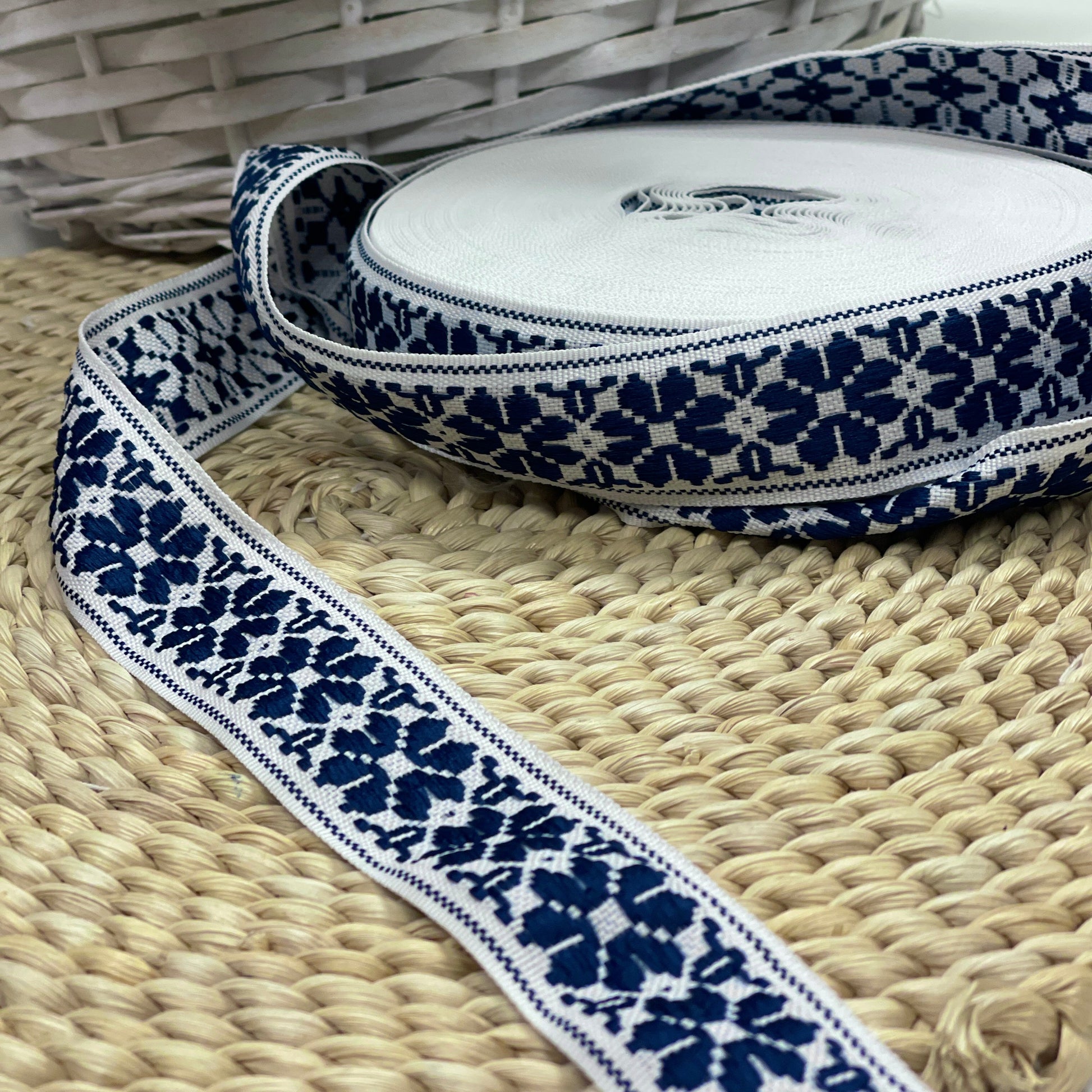 Tautiskā lente, josta 36mm - zila ar baltu - LV